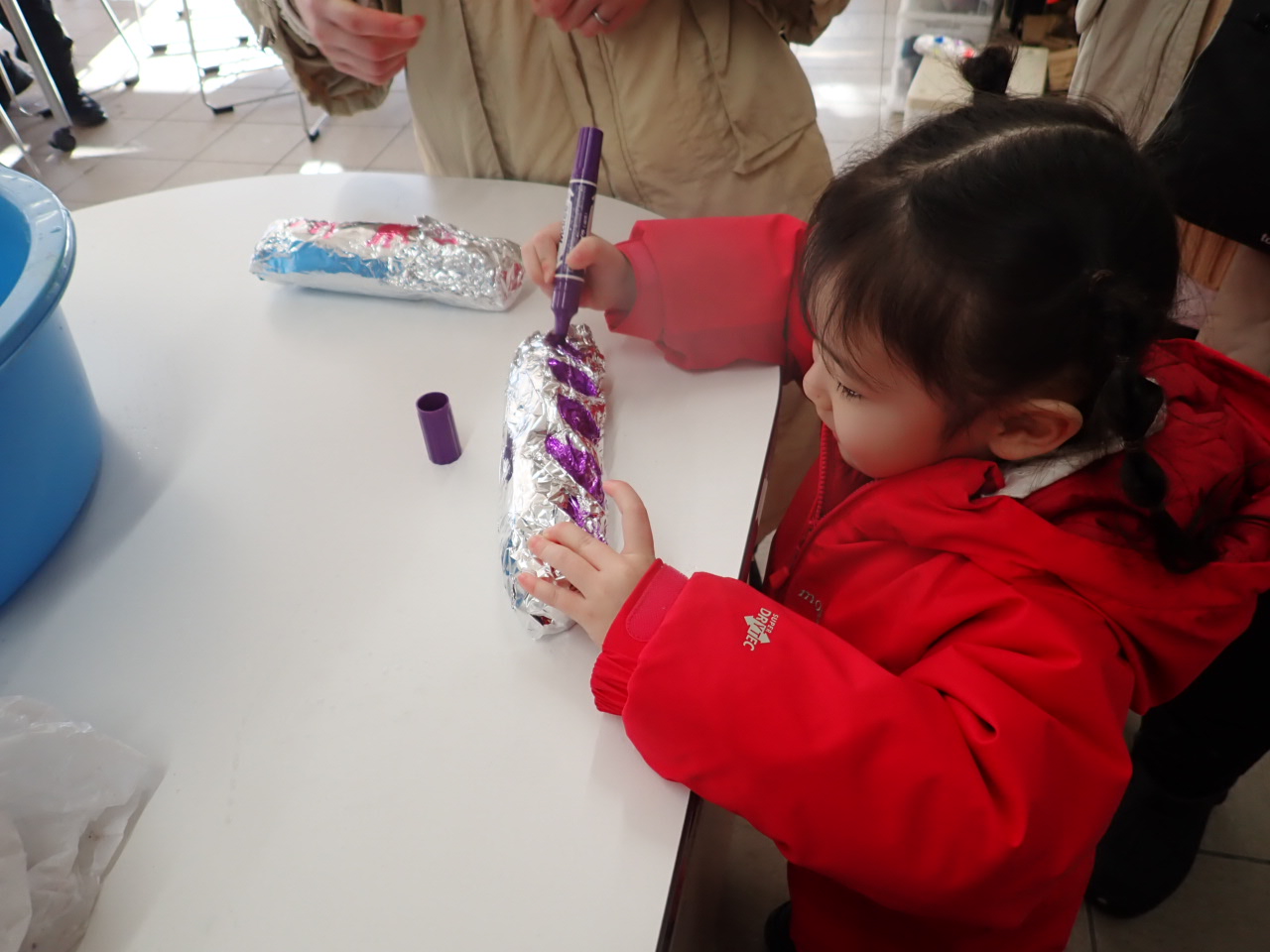 さつまいもを包む様子